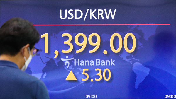 원·달러 환율이 전 거래일(1393.7원)보다 5.3원 상승한 1399.0원에 개장한 16일 오전 서울 중구 하나은행 딜링룸 전광판에 환율이 표시되고 있다. 코스피는 전 거래일(2401.83)보다 14.27포인트(0.59%) 내린 2387.56, 코스닥 지수는 전 거래일(781.38)보다 4.89포인트(0.63%) 내린 776.49에 출발했다. 2022.09.16 / 사진=[뉴시스]