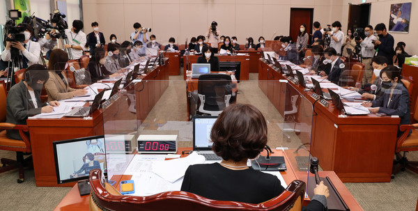 권인숙 국회 여성가족위원회 위원장이 16일 서울 여의도 국회에서 열린 여성가족위원회 전체회의에서 의사봉을 두드리고 있다.2022.09.16 / 사진=[공동취재사진]