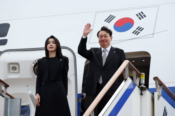 영국, 미국, 캐나다 순방을 위해 출국하는 윤석열 대통령과 부인 김건희 여사가 18일 경기도 성남 서울공항에서 공군 1호기에 올라 인사하고 있다. 2022.09.18 / 사진=[대통령실 제공]