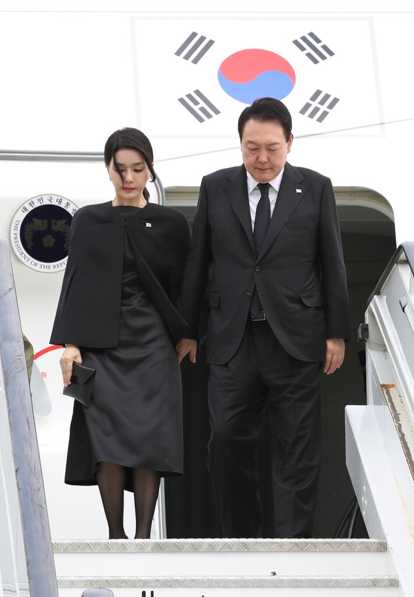 윤석열 대통령과 부인 김건희 여사가 18일(현지시간) 영국 런던 스탠스테드 국제공항에 도착하고 있다. 2022.09.18 / 사진=[뉴시스]