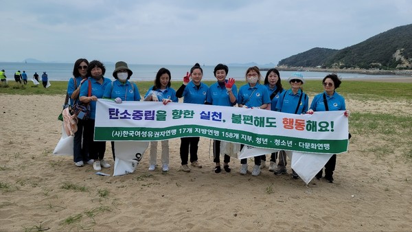 한국여성유권자연맹 이은주 중앙회장(왼쪽 여섯번째)이 민병순 상임이사, 윤미숙 부회장, 나민정 상임이사 송서율 청년회장, 임연정 이사, 김선민 이사, 윤혜숙 상임이사 등과 함께 기념촬영을 하고 있다.