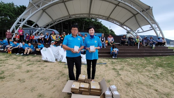 한국여성유권자 이은주 중앙회장(오른쪽)이 연안환경연합회 임경태 이사장과 기념촬영을 하고 있다.