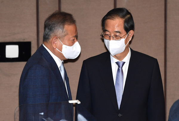 한덕수(오른쪽) 국무총리와 이상민 행정안전부 장관이 19일 오후 서울 여의도 국회 본회의장에서 열린 제400회 국회(정기회) 제3차 본회의 정치분야 대정부질문에 참석해 대화를 하고 있다.2022.09.19 / 사진=[공동취재사진]
