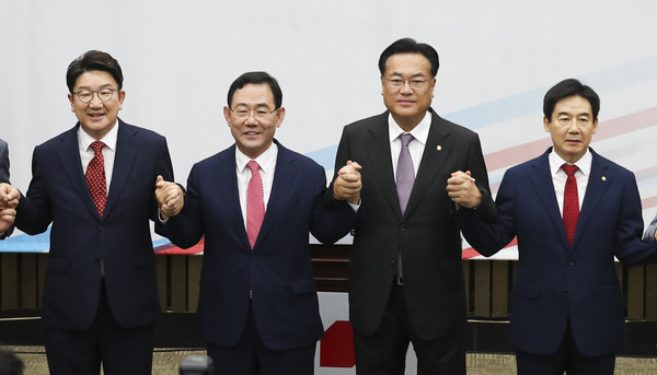 19일 서울 여의도 국회에서 열린 2022 국민의힘 원내대표 선출을 위한 의원총회에서 신임 원내대표로 선출된 주호영 의원이 지도부들과 함께 기념촬영을 하고 있다. 권성동(왼쪽부터) 전 원내대표, 주호영 신임 원내대표, 정진석 비상대책위원장, 이용호 의원.2022.09.19 / 사진=[공동취재사진]