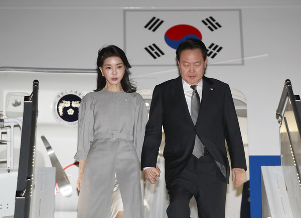 윤석열 대통령과 부인 김건희 여사가 19일(현지시간) 뉴욕 JFK 국제공항에 도착해 공군 1호기에서 내리고 있다. 2022.09.20 / 사진=[뉴시스]