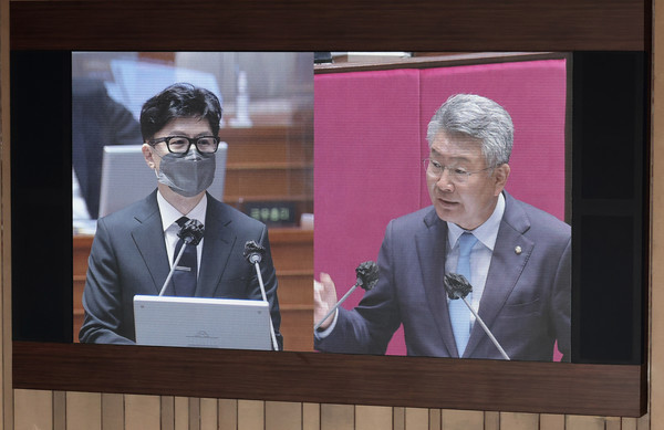 김회재(오른쪽) 더불어민주당 의원이 19일 오후 서울 여의도 국회 본회의장에서 열린 정치분야 대정부질문에서 한동훈 법무부 장관에게 질의하고 있다.2022.09.19 / 사진=[공동취재사진]