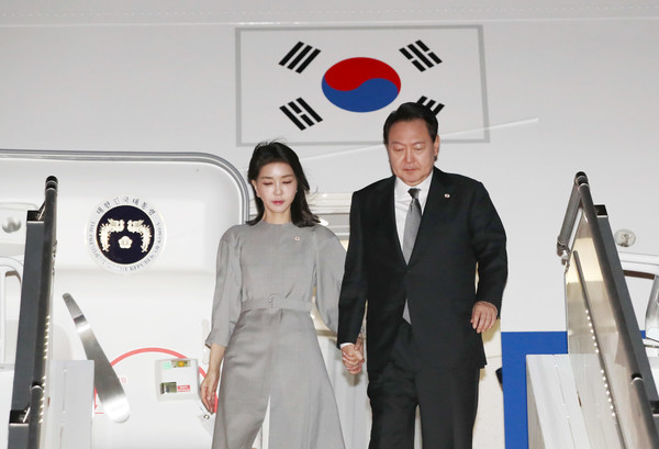 윤석열 대통령과 부인 김건희 여사가 19일(현지시간) 뉴욕 JFK 국제공항에 도착해 공군 1호기에서 내리고 있다. 2022.09.20 / 사진=[뉴시스]