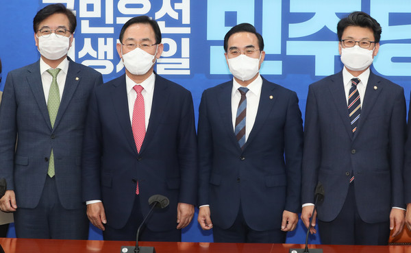 주호영 국민의힘 원내대표가 21일 서울 여의도 국회 더불어민주당 원내대표실을 예방해 박홍근 원내대표와 기념 촬영을 하고 있다. 왼쪽부터 송언석 국민의힘 원내수석부대표, 주 원내대표, 박 원내대표, 진성준 더불어민주당 원내수석부대표.2022.09.21 / 사진=[공동취재사진]