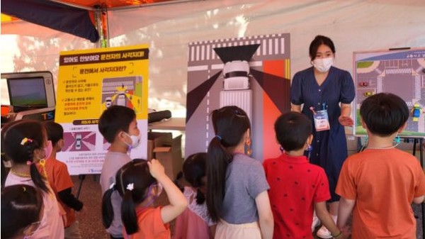 한국교통안전공단 서울본부 김혜빈 교수가 9월 22일부터 서울 여의도공원에서 개최된 안전한마당에서 화물차 사각지대를 교육하고 있다. 