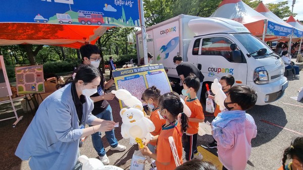한국교통안전과 쿠팡이 서울 여의도공원에서 어린이들에게 사각지대 체험행사를 하고 있다.