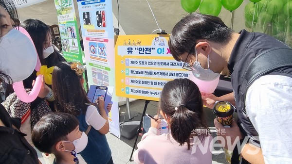 서울 광화문광장에서 자전거 축제에 참가한 어린이가 자전거 안전하게 이용 OX퀴즈를 풀고 있다. (사진 제공 한국교통안전공단)