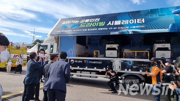 23일 여의도에서 개최된 서울 안전한마당에서 오세훈 시장이 한국교통안전공의 4D 드라이빙 시뮬레이터 차량을 관람하고 있다.