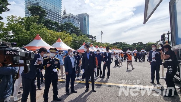 한국교통안전공단 배중철 본부장에게 4D 드라이빙 시뮬레이터 차량에 대한 설명을 듣는 오세훈 서울시장 