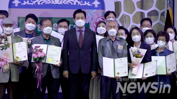 서울시 노인의 날 기념행사에서 수상자 들과 오세훈 서울시장이 기념촬영을 하고 있다(사진=정경호 기자)