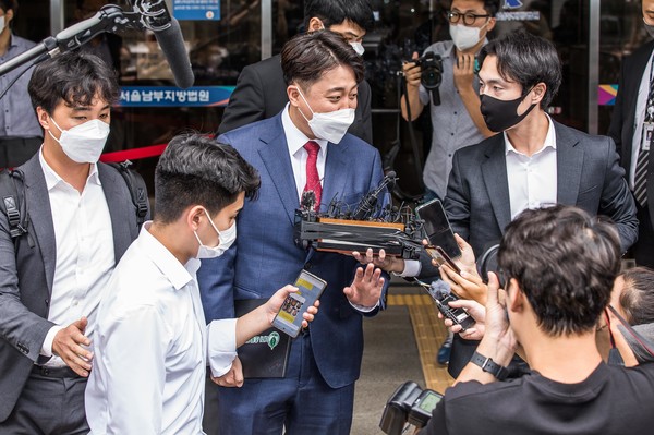 이준석 국민의힘 전 대표가 14일 서울 양천구 서울남부지방법원에서 열린 국민의힘 당헌 효력 정지 가처분 심문을 마친 뒤 법원을 나서고 있다.2022.09.14 / 사진[공동취재사진]