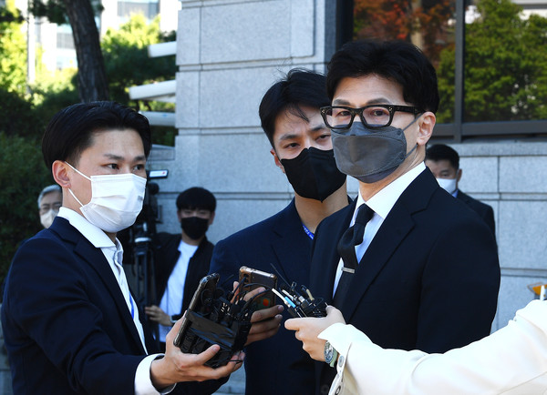 한동훈 법무부 장관이 27일 서울 종로구 헌법재판소에서 열린 '검수완박(검찰 수사권 완전 박탈)'법 관련 공개 변론 참석에 앞서 취재진에게 입장을 밝히고 있다.2022.09.27 / 사진=[공동취재사진]