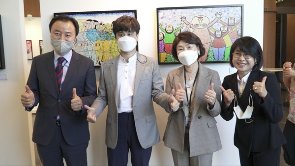 용산 대통령실 관계자들과 발달장애인 화가의 기념 촬영 모습.