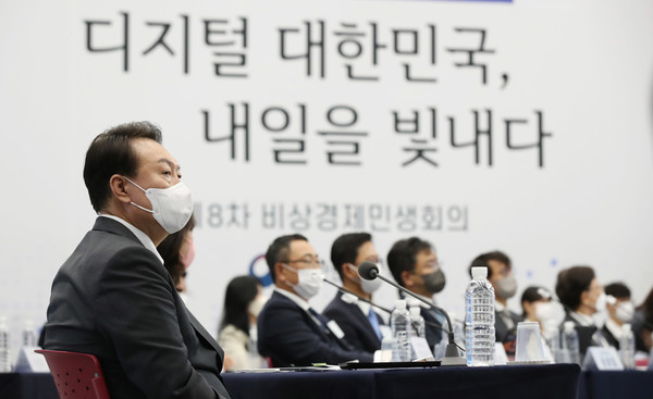 윤석열 대통령이 28일 광주 서구 김대중컨벤션센터에서 열린 제8차 비상경제 민생회의에 참석해 있다. 2022.09.28 / 사진=[뉴시스]