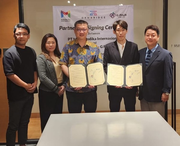 전략적 비즈니스 파트너십을 체결 사진. 왼쪽부터 Multi Medika Internasional Chris Lee, Eveline Natalia Susanto, Mengky Mangarek, 디알엠브릿지 COO 이원하 이사, 지프룻 김성봉 대표.