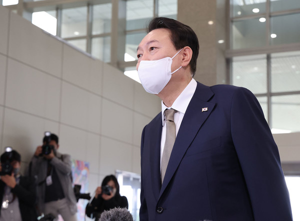 윤석열 대통령이 29일 서울 용산 대통령실 청사로 출근하며 취재진 질문에 답하고 있다.2022.09.29 / 사진=[대통령실통신사진기자단]