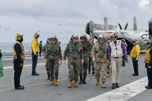 김승겸 합참의장과 폴 러캐머라 한미연합사령관이 27일 동해상에서 한미 연합해상훈련중인 美로널드 레이건 항공모함을 방문하고 있다. 2022.09.27 / 사진=[합동참모본부 제공]