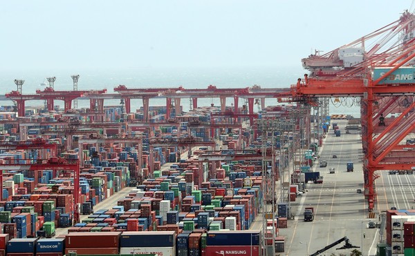 관세청은 지난 1~10일 수출이 지난해 같은 달에 비해 16.6% 감소한 162억 달러, 수입은 10.9% 감소한 187억 달러로 각각 집계됐다고 밝혔다. 13일 부산 남구 신선대 부두에 컨테이너가 가득 쌓여 있다. 2022.09.13 / 사진=[뉴시스]