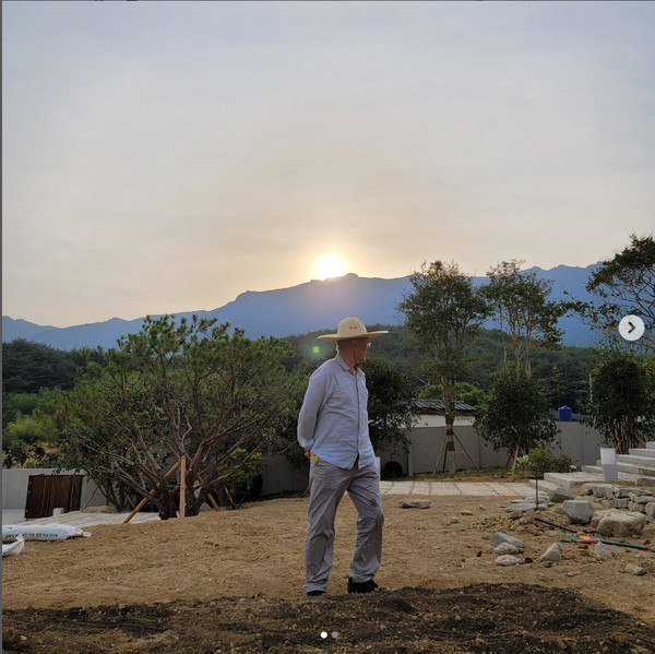 24일 문재인 전 대통령 인스타그램에 '원래 살았던, 그리고 다시 돌아온 남쪽 시골의 노을'이라는 글과 함께 사진이 게시됐다. 문 전 대통령 인스타그램에는 24일에만 5개의 게시물, 11장의 사진이 게시됐다.2022.06.25 / 사진=[문재인 전 대통령 SNS 캡처]