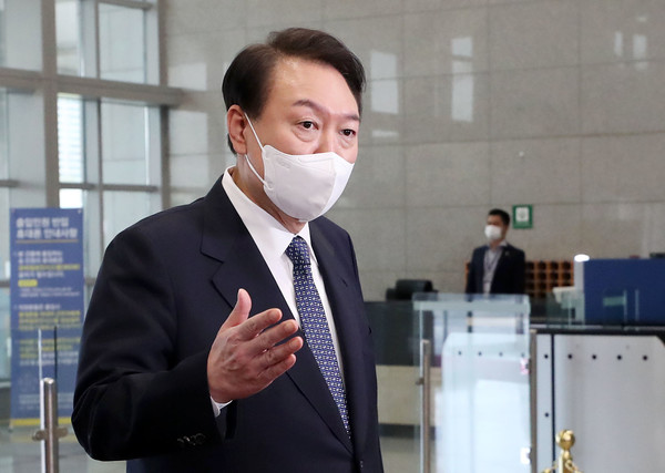 윤석열 대통령이 4일 오전 서울 용산 대통령실 청사로 출근하며 취재진 질문에 답하고 있다. 2022.10.04 / 사진=[뉴시스]