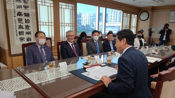 김관영 전북도지사가 미주한인회총연합회 관계자들과 대화를 나누고 있다. (사진=정경호 기자)