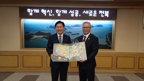 김관영 전북도지사(오른쪽)와 미주한인회총연합회 국승구 회장이 기념촬영을 하고 있다. (사진=정경호 기자)