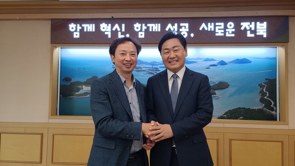 김관영 전북도지사(오른쪽)와 뉴스인미디어 최명규 대표가 기념촬영을 하고 있다. (사진=정경호 기자) 