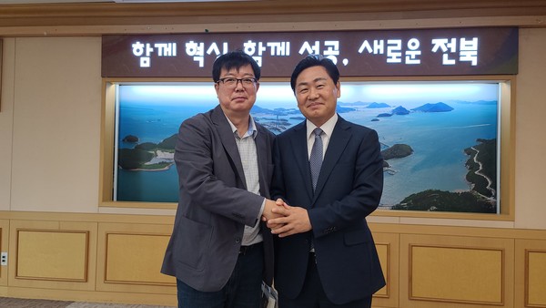 김관영 전북도지사(오른쪽)와 뉴스인미디어 장재필 본부장이 기념촬영을 하고 있다. 