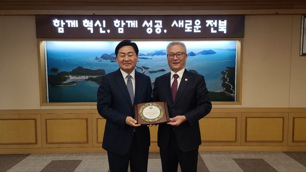 김관영 전북도지사(오른쪽)와 미주한인회총연합회 국승구 회장이 기념촬영을 하고 있다. (사진=정경호 기자)