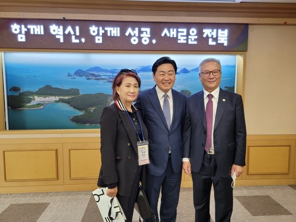 김관영 전북도지사가 미추한인회총연합회 회장 부부와 기념촬영을 하고 있다.