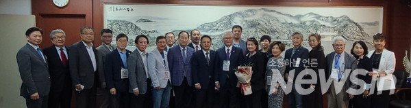 미주한인회총연합회, 세계호남향우회 총연합회, 군산시장과 단체사진(사진=정경호 기자)