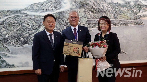 미주한인회 총연합회장(국승구 회장), 콜로라도 스프링스, 한인회 국선( 한인회장) 군산시군산시(강익중 시장) 가 개발 제작한 한지 지깁 등을 선물했다