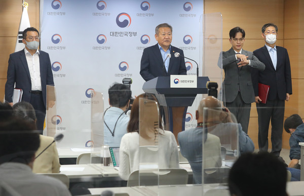 이상민 행정안전부 장관이 6일 오후 서울 종로구 정부서울청사 브리핑실에서 여성가족부 폐지 등을 골자로 한 정부조직법 개편안을 발표하고 있다. 정부는 여가부를 보건복지부 산하 인구가족양성평등본부로 개편하고 국가보훈처를 부로 승격, 재외동포청 신설하는 내용의 정부조직법 개편안을 마련했다. 2022.10.06 / 사진=[뉴시스]