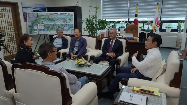 7일 최경식 남원시장이 미주한인회총연합회 회장단과 간담회를 갖고 있다.