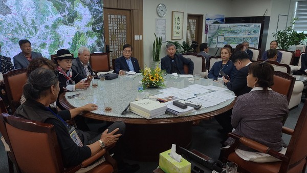 7일 최경식 남원시장이 미주한인회총연합회 회장단과 간담회를 갖고 있다.