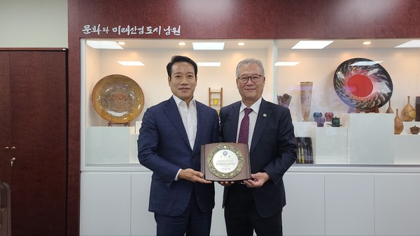 7일 최경식 남원시장(왼쪽)이 미주한인회총연합회 국승구 회장과 기념촬영을 하고 있다.