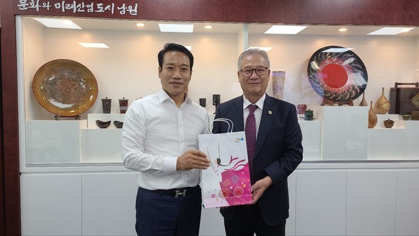 7일 최경식 남원시장(왼쪽)이 미주한인회총연합회 국승구 회장과 기념촬영을 하고 있다.