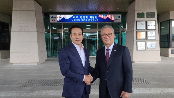 7일 최경식 남원시장(왼쪽)이 미주한인회총연합회 국승구 회장과 악수를 나누고 있다.