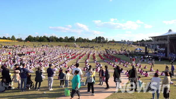 태어로즈 태권도 영웅단 2천명이 평화누리공원을 꽉 채웠다(사진=정경호 기자)