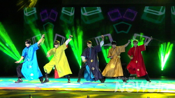 걸 그룹 핑크 판타지 축하공연을 하고 있다