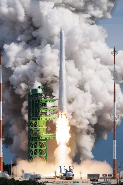 발사에 성공한 한국형 발사체 누리호