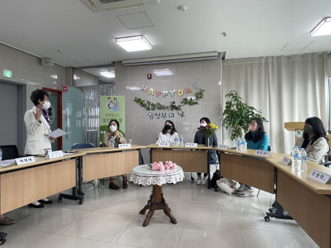 - 위 사진: 대한조산협회는 10월 10일 ‘임산부의 날’ 기념 행사를 서울시 신당동 대한조산협회 강당에서 개최했다. 주요 행사로 개최된 ‘다둥이 엄마들의 자연출산 이야기’ 간담회에서는 자연출산의 감동을 공유하고 저출산 위기 극복을 위한 자연출산 문화 확산 등의 이야기