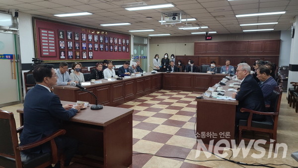 고창군 회의실에서 미주한인회 총연합회 방문단과 간담회를 갖고 있다(사진=정경호 기자)