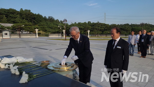 미주 한인회 총연합회 방문단이 5.18민주화 묘지를 참배했다(사진=정경호 기자)