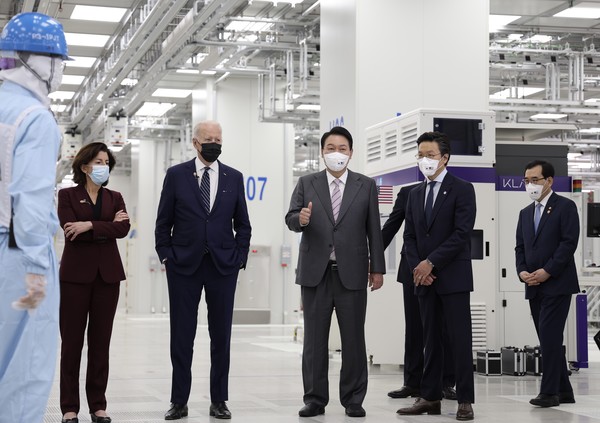 윤석열 대통령과 조 바이든 미국 대통령이 20일 경기 평택 삼성전자 반도체 공장을 시찰하고 있다. 2022.05.20 / 사진=[뉴시스]