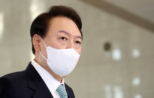 윤석열 대통령이 13일 서울 용산 대통령실 청사로 출근하며 취재진 질문에 답변하고 있다. 2022.10.13 / 사진=[뉴시스]